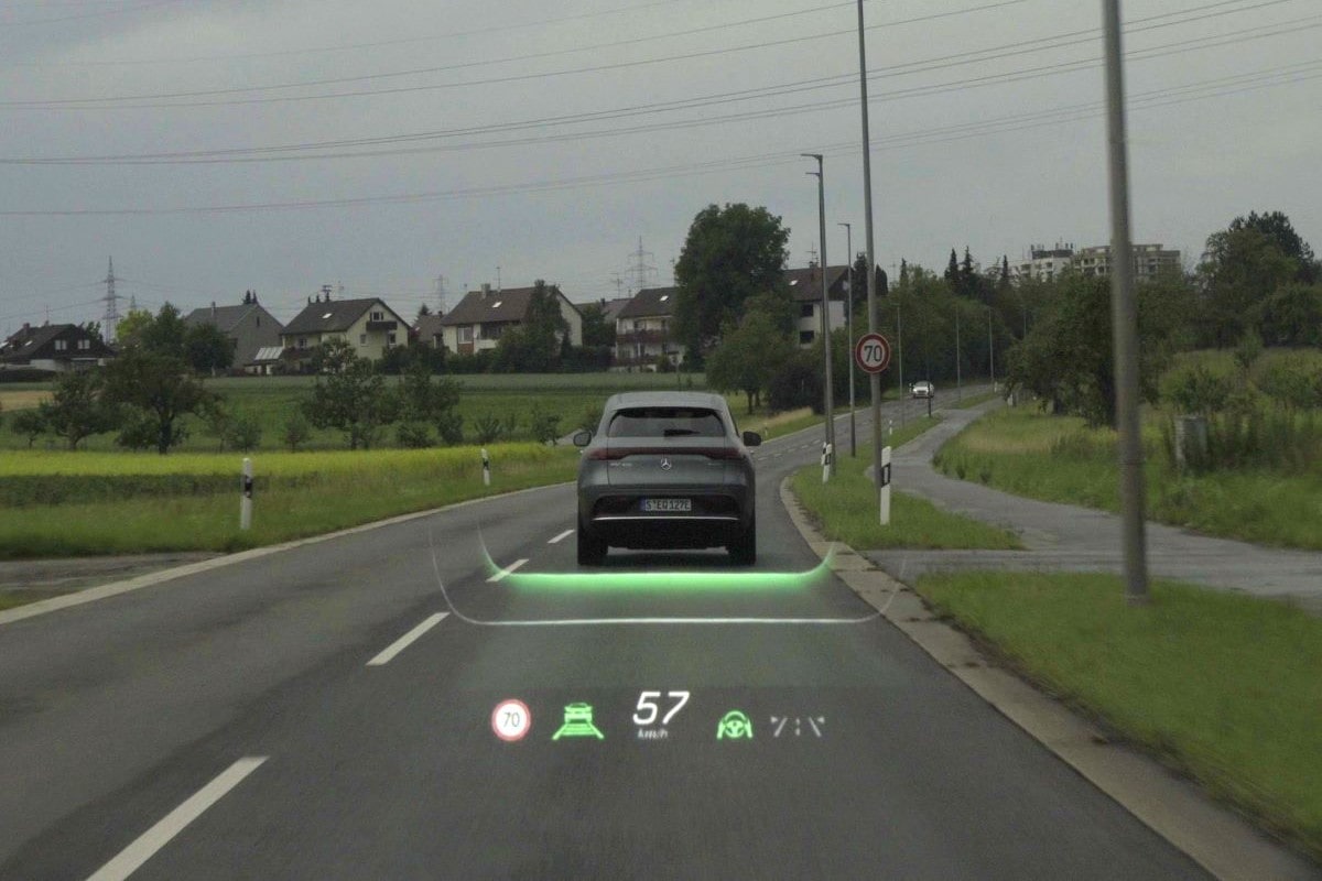 mbux_augmented_reality_head-up-display_in_der_mercedes-benz_s-klasse_baureihe_w223_-_acc_-_taunus-auto_wiesbaden-min