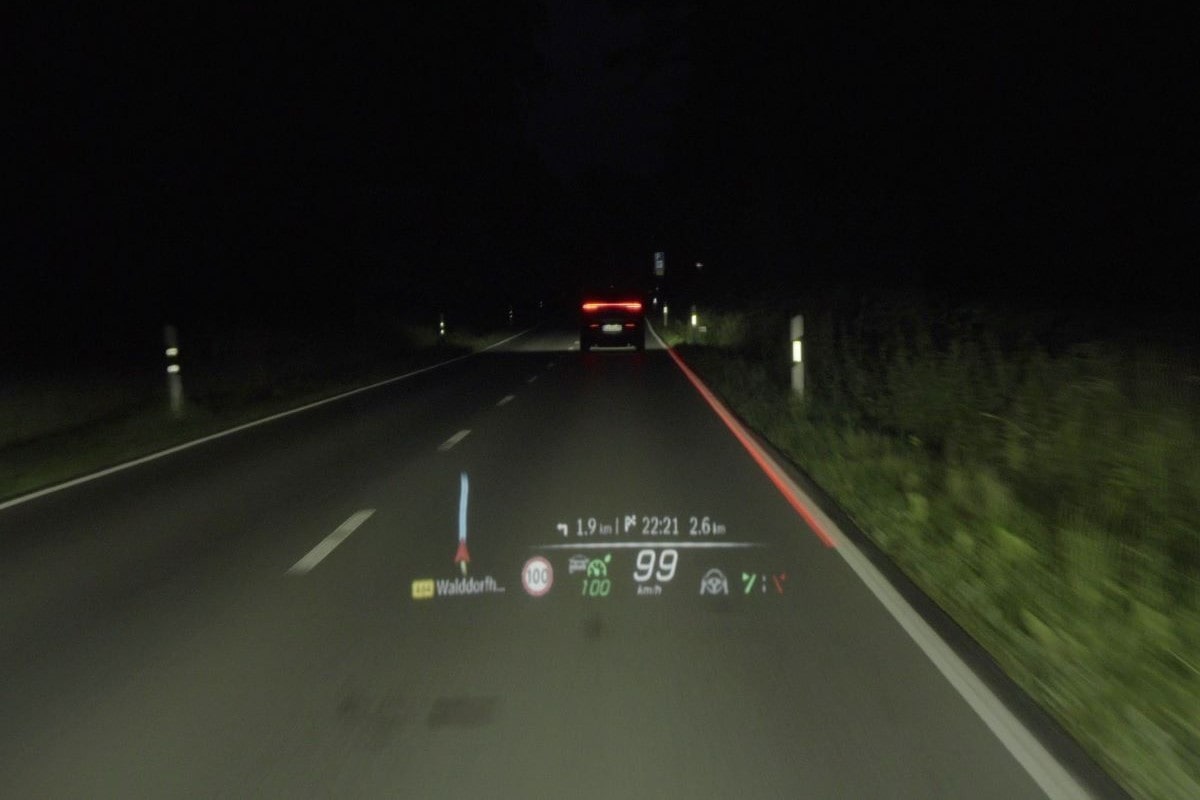 mbux_augmented_reality_head-up-display_in_der_mercedes-benz_s-klasse_baureihe_w223_-_landstrasse_-_taunus-auto_wiesbaden-min